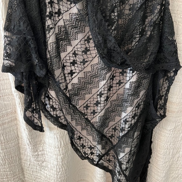 Black lace vest - Picture 4 of 4